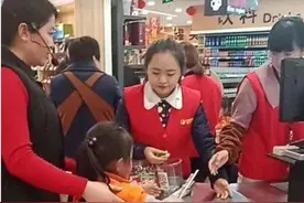 6岁女儿用50元只买了1颗糖，宝妈上门质疑，收银员：看监控吧图片