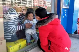 泪目！那隔着玻璃门的一吻……图片