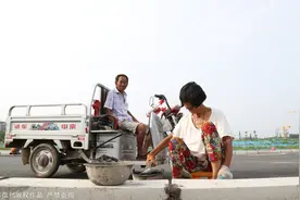 6旬大妈烈日下干活10小时挣60元身上晒出水泡，老公全程陪在身边图片