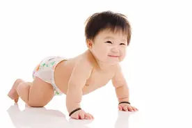 给娃换纸尿裤要规避两个动作，会伤脊柱，很多有经验的父母都疏忽图片