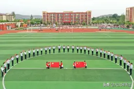 「MV」燃！枣庄市第四十中学师生激情合唱《我们走在大路上》图片