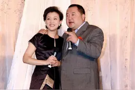杨澜真给富商老公“长脸”，穿黑裙配黑丝，打扮得体尽显优雅范儿图片