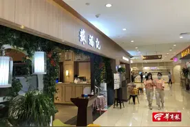 恶心！监控拍下餐厅厨师向炒菜锅吐口水，理由：嗓子不舒服图片
