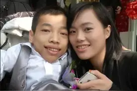 轮椅上的总裁：身高不足一米，身家上亿，娶一米七助理生两子图片