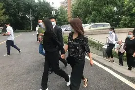 女星母亲被撞身亡案开庭：司机撞3人后逃逸，当庭否认吸毒图片