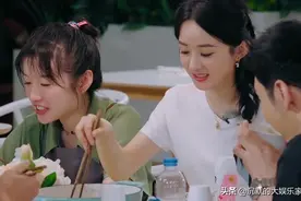 赵丽颖“扒拉菜盘子”被吐槽没素质，她怎么干啥都被骂？图片