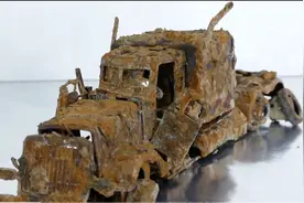 有人从垃圾场捡回一块废铁，竟修复成变形金刚，邻居小孩羡慕哭了图片