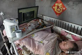 4岁丧母，18岁瘫痪，苦命男孩卧床14年，用电脑挣钱孝敬父亲图片
