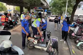 石家庄新华交警五管齐下整治省二院门前停车秩序图片