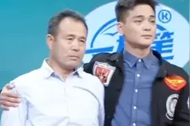 儿子抱着老爸，哭着唱《父亲》，歌都唱不下去了，评委立马给票图片