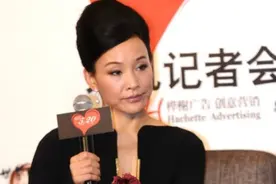 陈冲为博眼球真拼，穿紧身V领裙显出曲线美，看身材不像快60的人图片