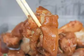 藏匿在巷口的卤肉小摊，闻着猪蹄味儿寻来，色泽透亮食欲满满图片