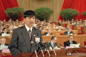 中专老师下海成四川首富，霸榜22年没换过人，今身家1600亿图片