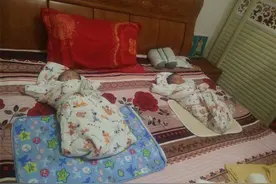 宝宝喜欢“举手投降”睡觉，该不该纠正？很多家长都没搞清楚图片