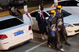 山东一餐厅中元节让员工扮“鬼”揽顾客，结果弄巧成拙全被吓跑图片