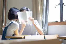 心理学：思念一个人到极致，对方是会有心灵感应的图片