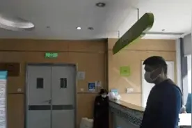 杭州初中女生患狂犬病重度昏迷重症监护，家属澄清并非咬伤：“指甲上被狗抓了一下，后来又舔了一下”图片