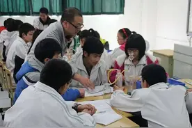 ''妈妈，同桌总是摸我''，妈妈机智的回答，挽救了女儿的一生图片