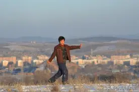 农村“守村人”，十里八乡谁家有喜事就来帮忙，他是怎么知道的？图片