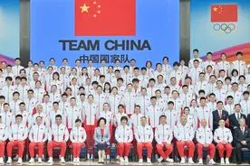 中国奥运代表团合影：四位金牌教练C位，女排跳水主帅当仁不让图片