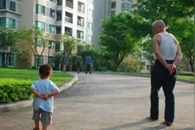 儿子暑假2个月在乡下爷爷家住，回来走路大变样，宝妈看后笑喷了图片