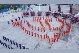 红色战车 特殊党徽 铮铮誓言…… 漯河消防的特殊生日礼物图片