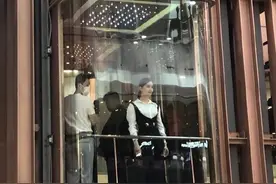 刘诗诗白衬衣造型赢了巩俐！紧身吊带里面塞白衬衣，这个造型爆火图片