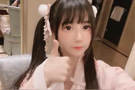 吃鸡一姐大招有多拼？蔡萝莉女仆装上街，迪妹凭一招完胜图片