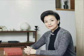 将儿子培养成了校友的杨澜，她的育儿经很简单，那就是别过度用力图片