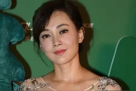 牛莉出席某活动，大秀好身材，十分美丽，网友：大开眼界图片