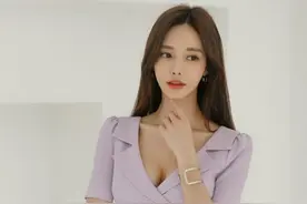 街拍：绝色佳人的美女，一条紫色的连衣裙，优雅气质十分迷人图片