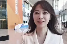 新华社美女记者张扬太清纯，长发肤白甜美似初恋，不输央视王冰冰图片