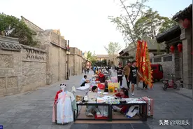 上百人穿古装摆地摊，顾客转着转着“穿越”了，竟遇见哪吒卖扇子图片