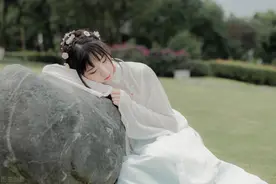 故事：心上人失踪后，她被召入宫做宠妃，见到皇上后愣住，是他图片