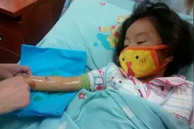 5岁女孩心脏移植失败，去世前紧握着拳头，掰开后，全场感动落泪图片