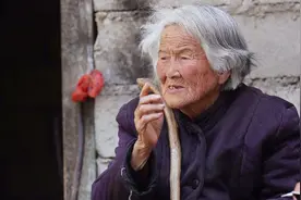陕西90岁老妇拒绝上户口，去世前交出一张照片，揭露其真实身份图片