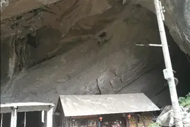 《生活在贵州大山两处天然石洞中的人家》图片