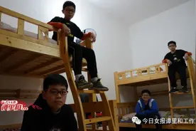 湖南全男四胞胎成长记：出生花了37万元，爸爸打4份工，家像集体宿舍图片