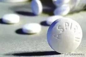 白T恤发黄怎样清洗？再也不要去漂白了，不但伤手而且伤衣服图片