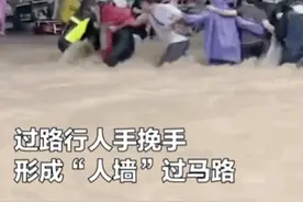 抗洪现场，这些温暖瞬间令人感动……图片