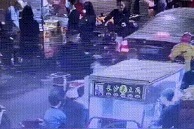 监控抓拍！泉州晋江：光头男当街扒窃女骑手！图片