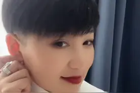 杨树林妻子胖丫晒近照，3年牢狱瘦不少，与许晴比美自夸一模一样图片