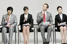 女面试官：我裙子拉链开了，你会怎么办？小伙高情商回答赢得机会图片