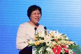 新乡手机女王落幕：曾年销售1700万部，身家42亿，现卖老人机度日图片