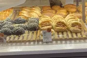新加坡两周三度有八哥、鸽子啄面包吃菜饭图片