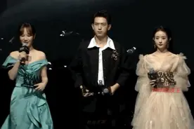 慈善芭莎：李现扶赵丽颖下楼梯后想扶杨紫，结局和肖战那次不同图片
