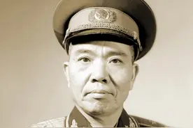 他是毛主席的首任警卫排长，开国中将，曾为部下争烈士荣誉拍桌子图片