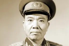 他是毛主席的首任警卫排长，开国中将，曾为部下争烈士荣誉拍桌子图片