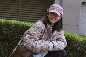 白百何单身后更美了，一般人不敢尝试的东北大花袄，意外减龄洋气图片