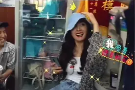 杨幂涂红唇气场强大，吓到女演员紧张抠手，郭敬明都要称幂姐图片